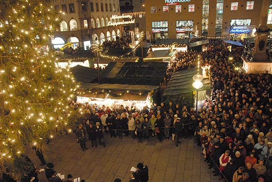 Blick vom Rathausbalkon auf dem Christkindlmarkt 2007 (©Foto: Ingrid Grossmann)